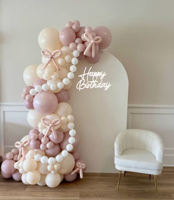 Decoración de cumpleaños para mujer en Cusco. Kits elegantes y modernos ideales para celebraciones especiales. Compra fácil y rápida con Festiqos.