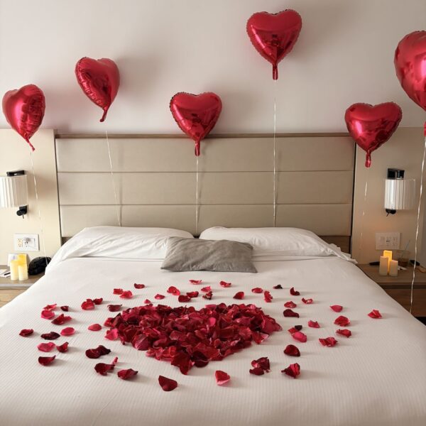 Sorprende con este detalle de amor en Cusco. Pétalos de rosas en forma de corazón con globos
