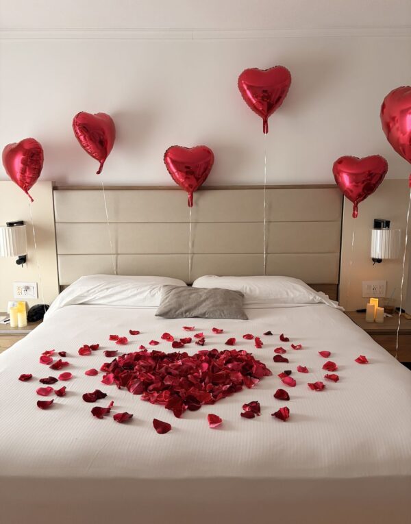 Sorprende con este detalle de amor en Cusco. Pétalos de rosas en forma de corazón con globos