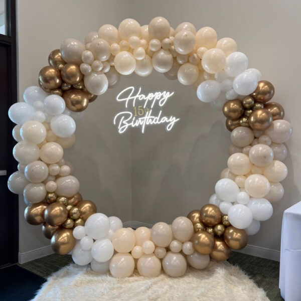 Decoración de globos en base circular para cumpleaños