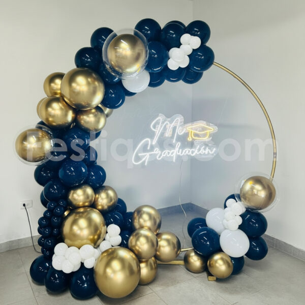 Decoracion de graduado con globos azules y dorados y letrero led